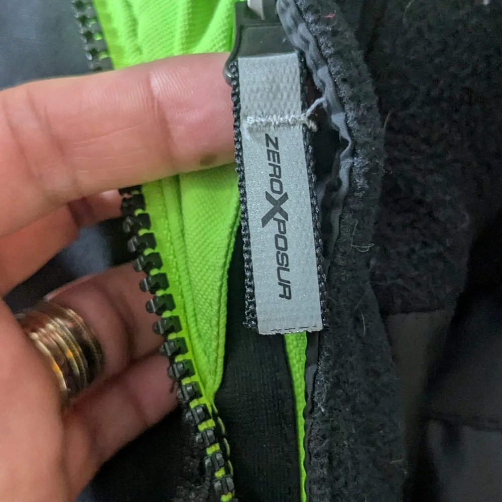 ZeroXposur Kids' Black and Gray Puffer with Green Accents Size XL(14_16)